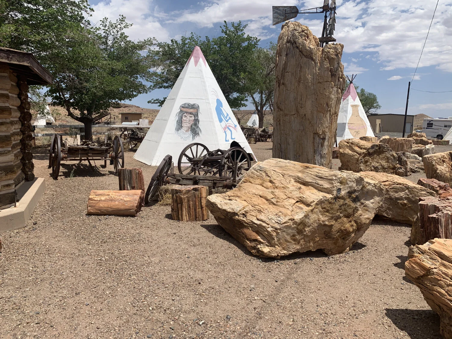 What's there to do on Route 66 between Arizona and New Mexico?